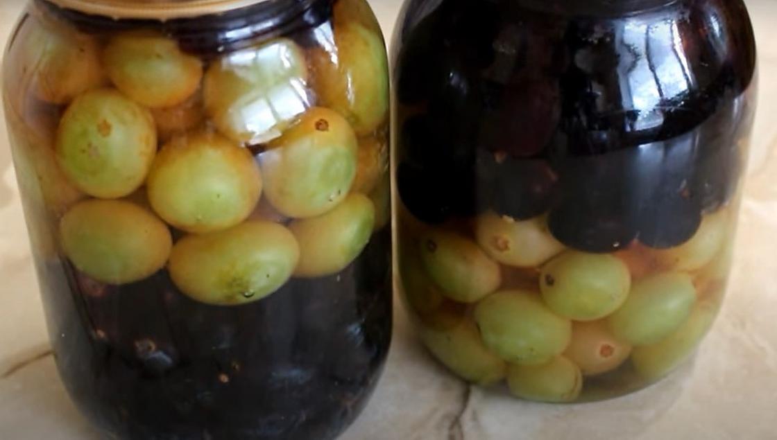 Яблочно виноградный компот на зиму. Компот из винограда фото. Компот из винограда. Кишмиш консервирование. Компот из белого винограда на зиму.