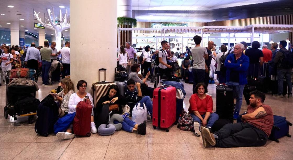 Столкновения происходят около аэропорта Барселоны, задержаны 20 рейсов