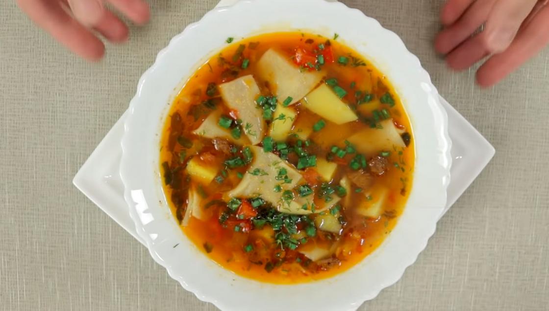 Казахский суп манпар в белой тарелке на столе