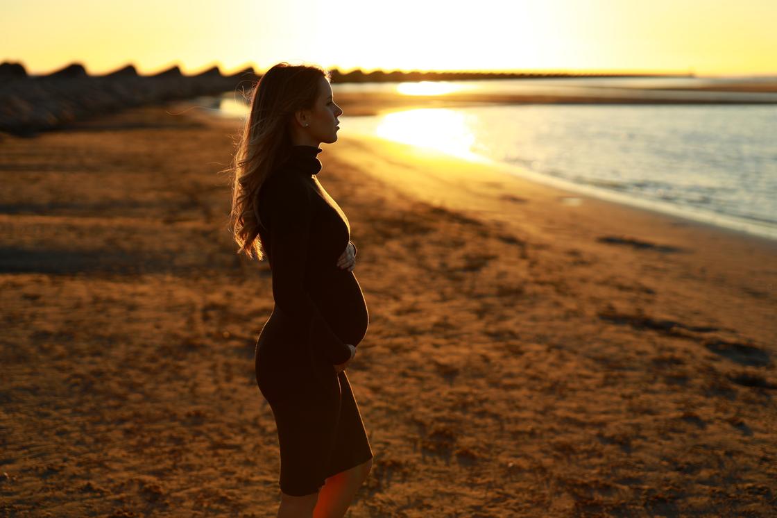 Беременная женщина возле моря
