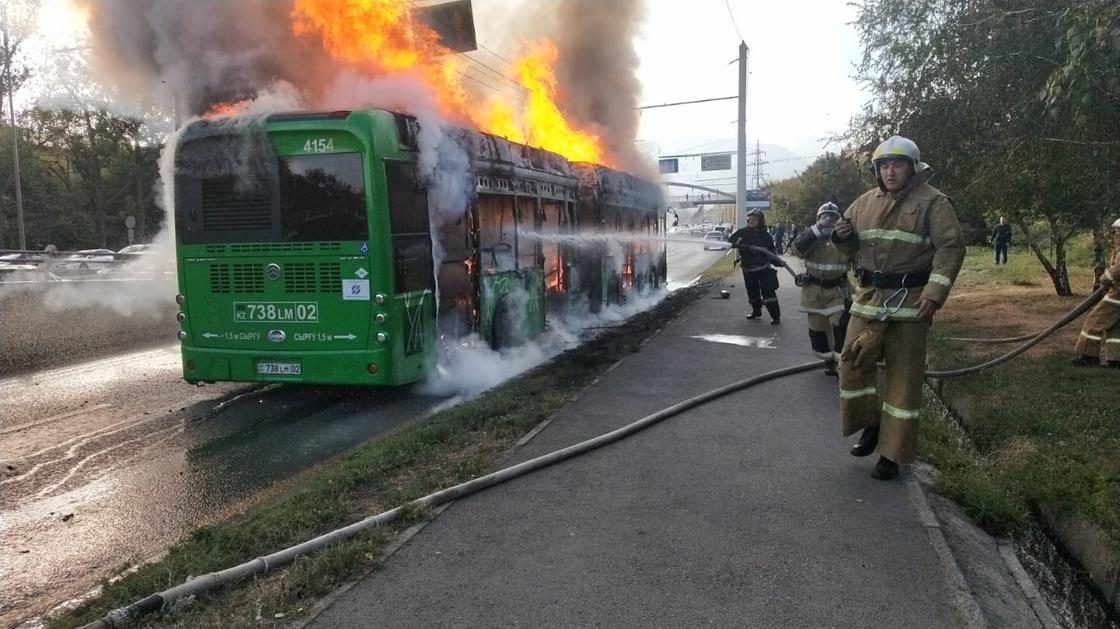 Пожарные у горящего автобуса