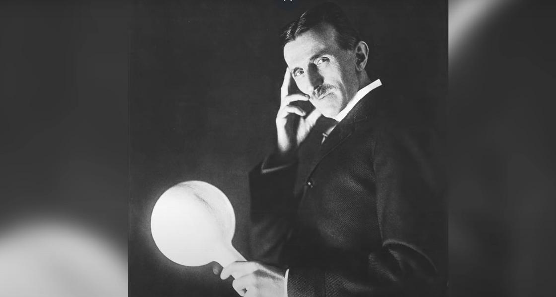 Никола Тесла проводит эксперимент с флуоресцентной лампой