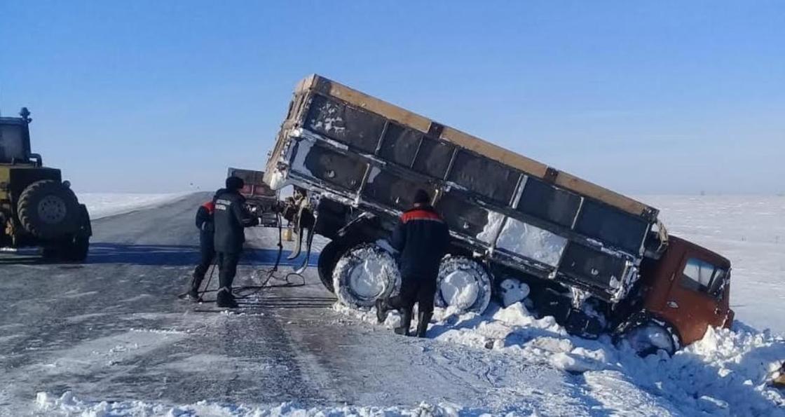 "КамАЗ" перевернулся на трассе в Северном Казахстане