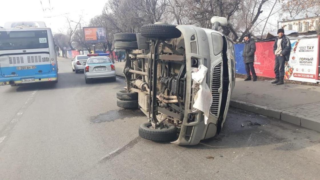 Водитель потерял сознание за рулем: «ГАЗель» опрокинулась в центре Алматы (фото)