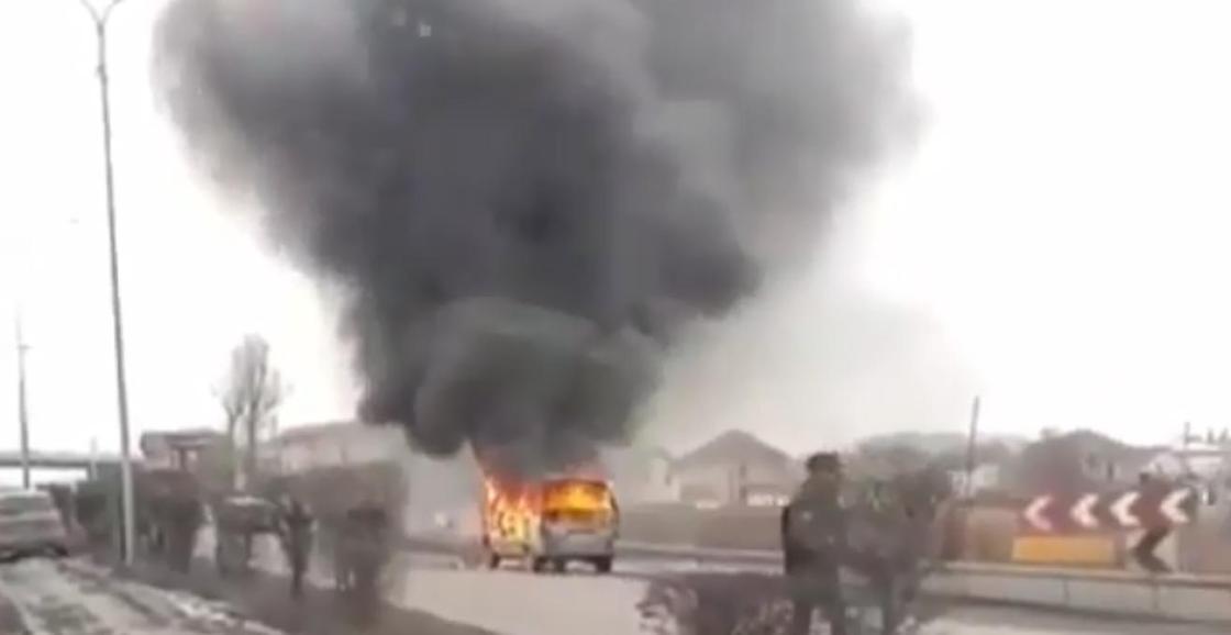 Микроавтобус с пассажирами загорелся в Алматы (фото, видео)