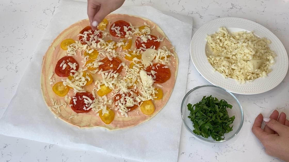Добавление сыра и зелени на пиццу