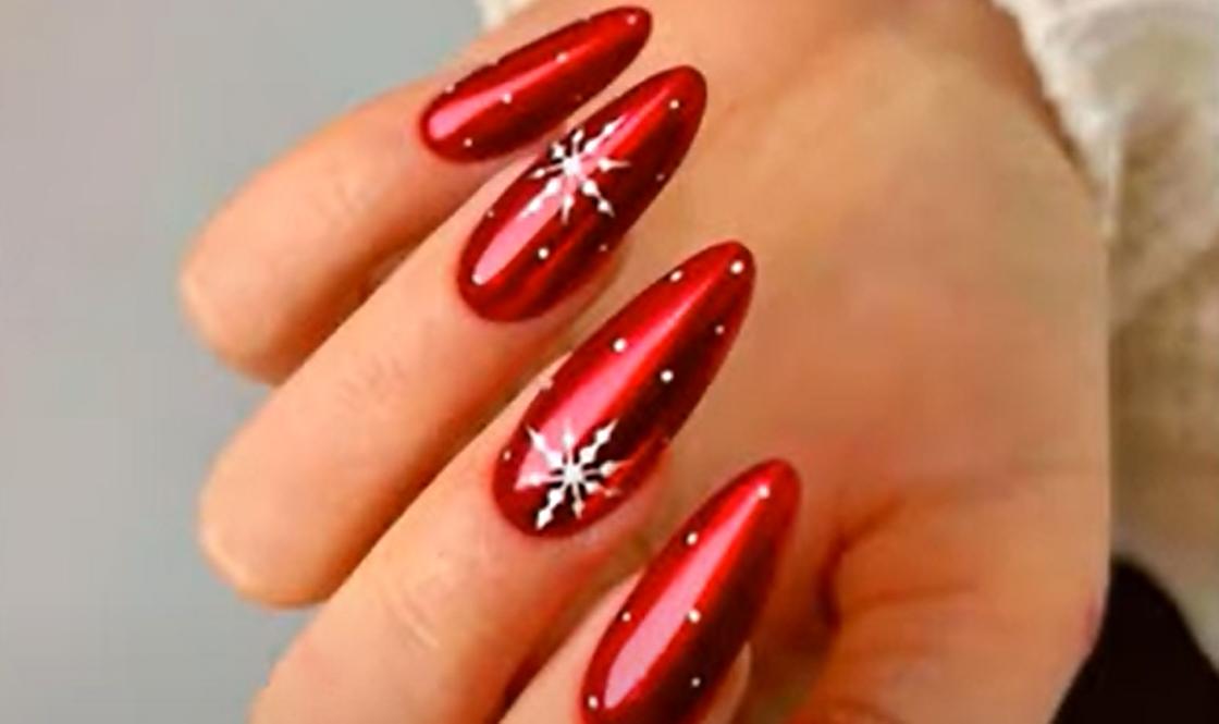 Бордовый лак, втирка и снежинки на длинных овальных ногтях