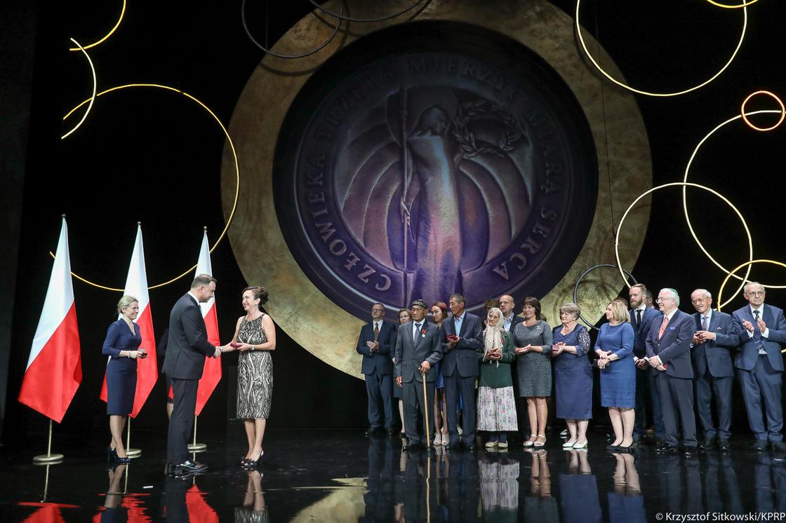 Президент Польши наградил казахстанца за спасение депортированной семьи