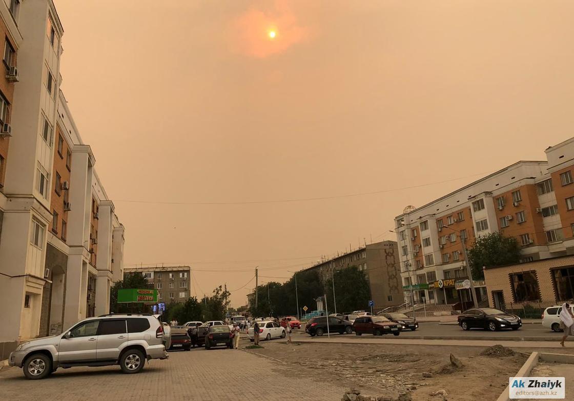 Солнца не видно: синим дымом заволокло Атырау (фото, видео)