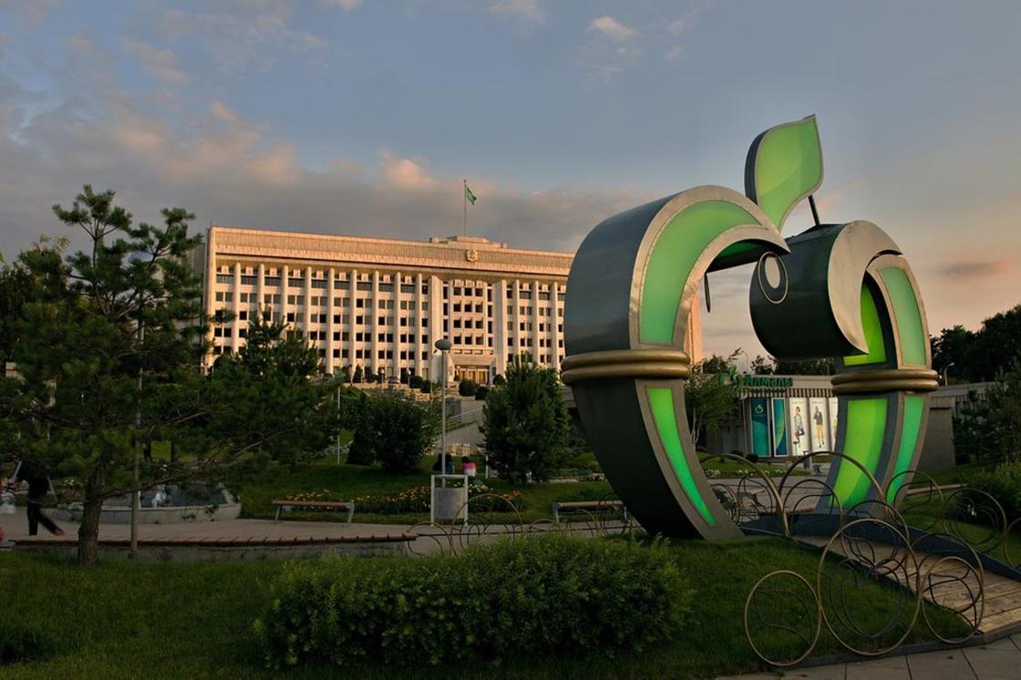 Яблоко — символ Алматы