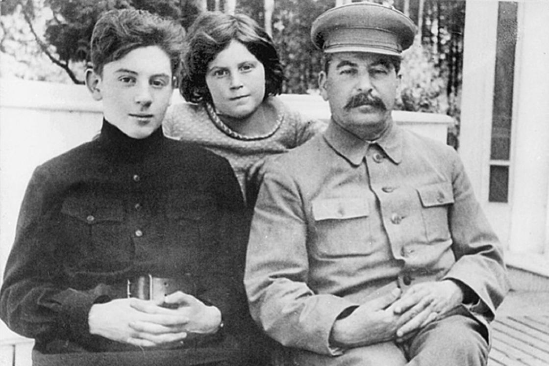 Сталин ұлы Василий және қызы Светланамен. Фото