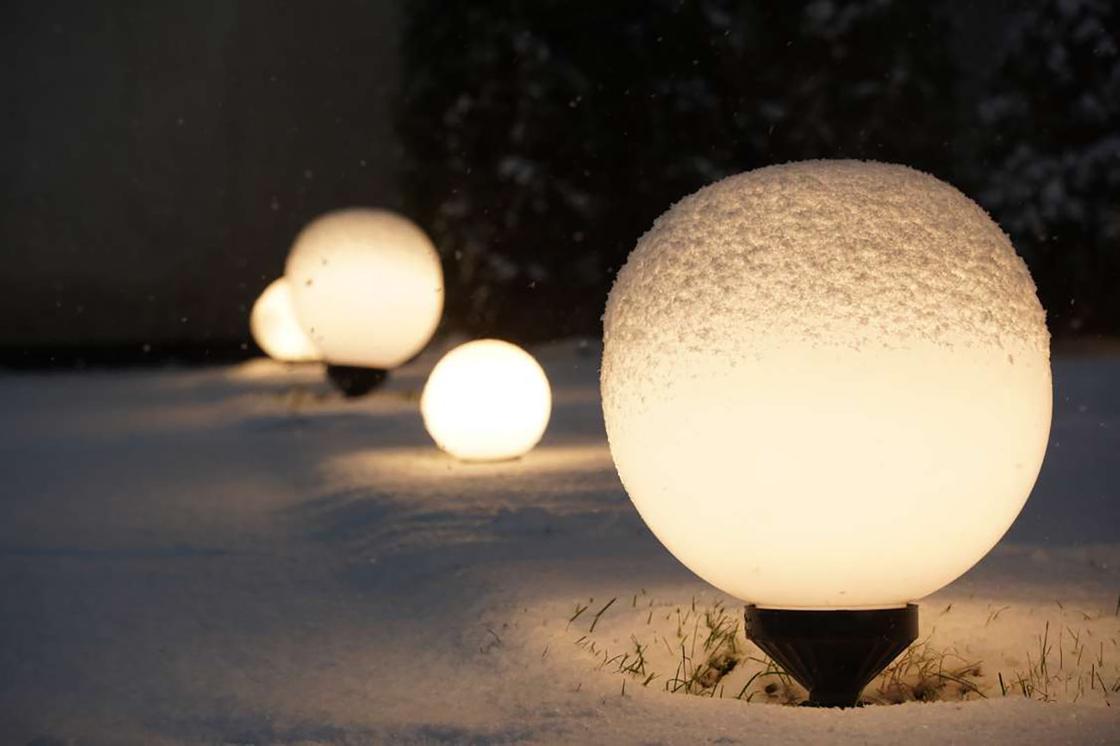 Светильники, занесенные снегом в Алматы