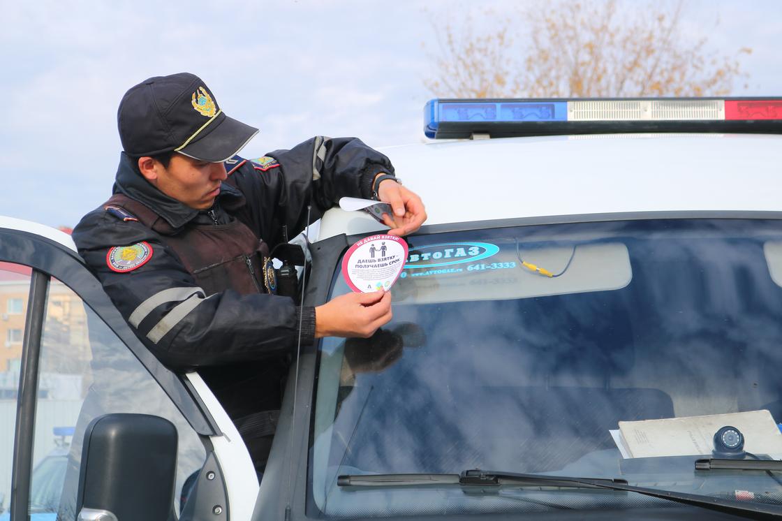 Автомобили патрульных полицейских обозначили антикоррупционными стикерами