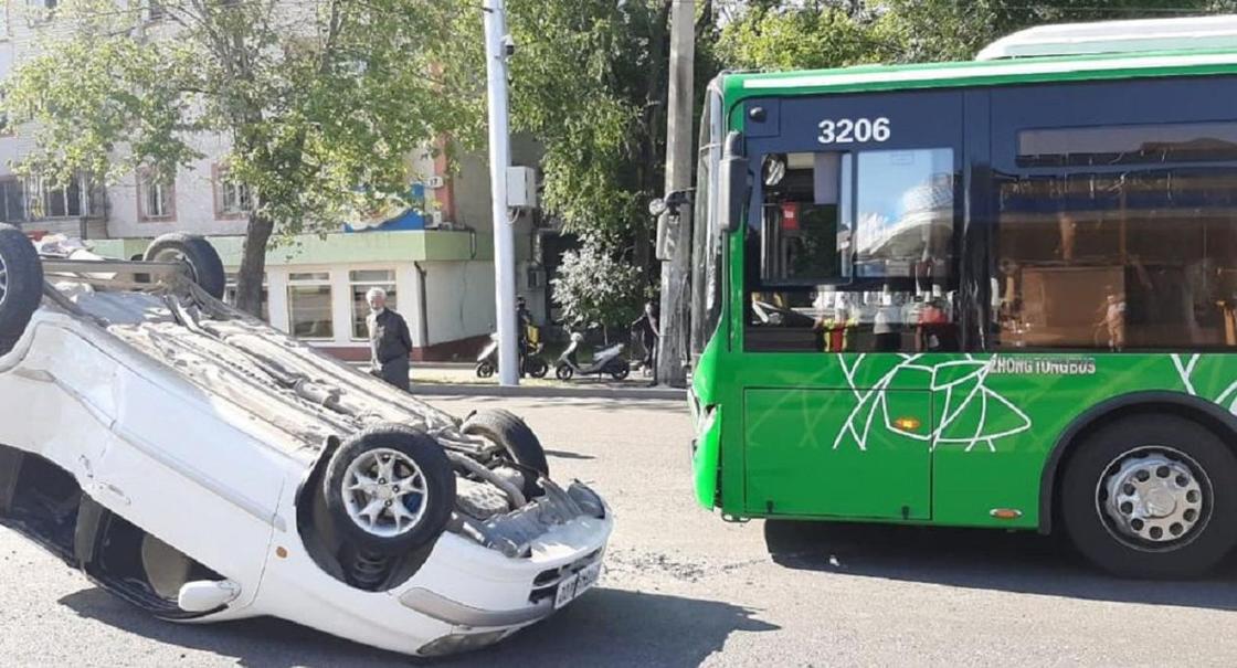 2 человека пострадали в аварии с участием автобуса в Алматы (фото, видео)
