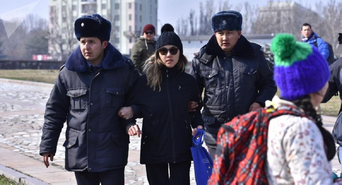 Отставки главы МВД потребовали в Кыргызстане из-за разгона марша за права женщин