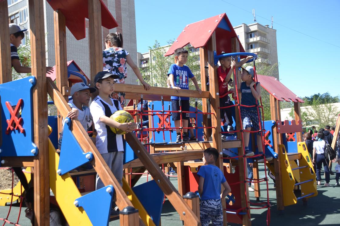 Ко Дню защиты детей в Семее открылась новая универсальная спортивная площадка