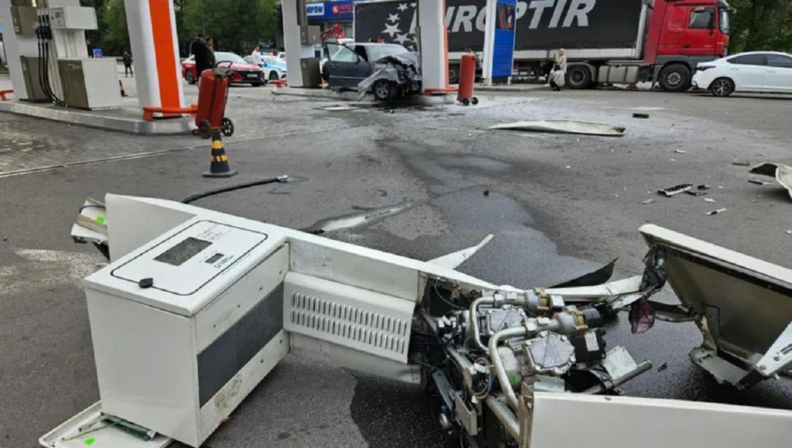 Автомобиль врезался в бензоколонку Автомобиль врезался в бензоколонку