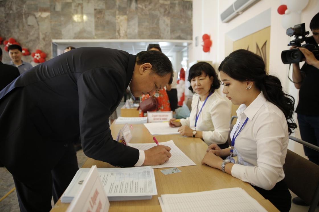 Аким Атырауской области проголосовал на выборах президента Казахстана
