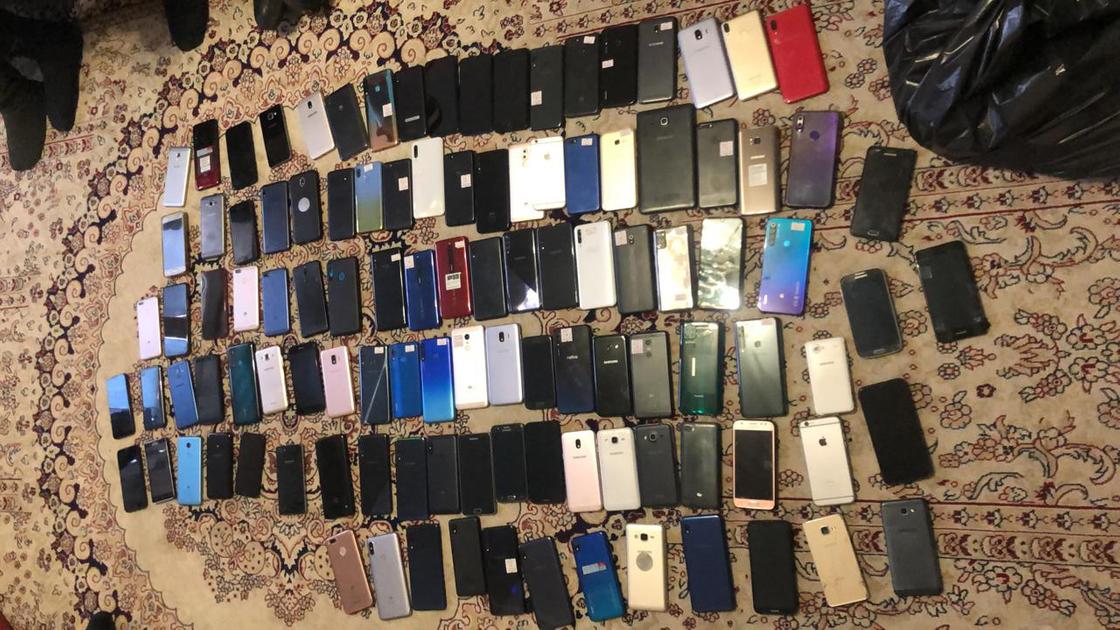 Телефоны лежат на полу