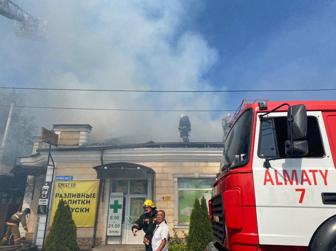 Пожарные тушат возгорание в Алматы
