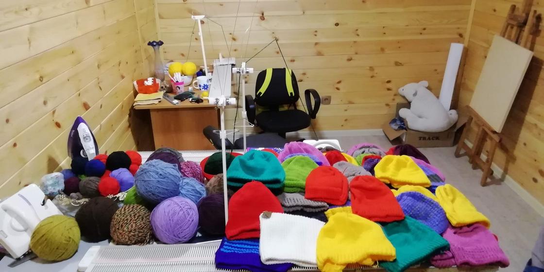 Казахстанки подарили вязаные вещи ручной работы более 400 нуждающимся