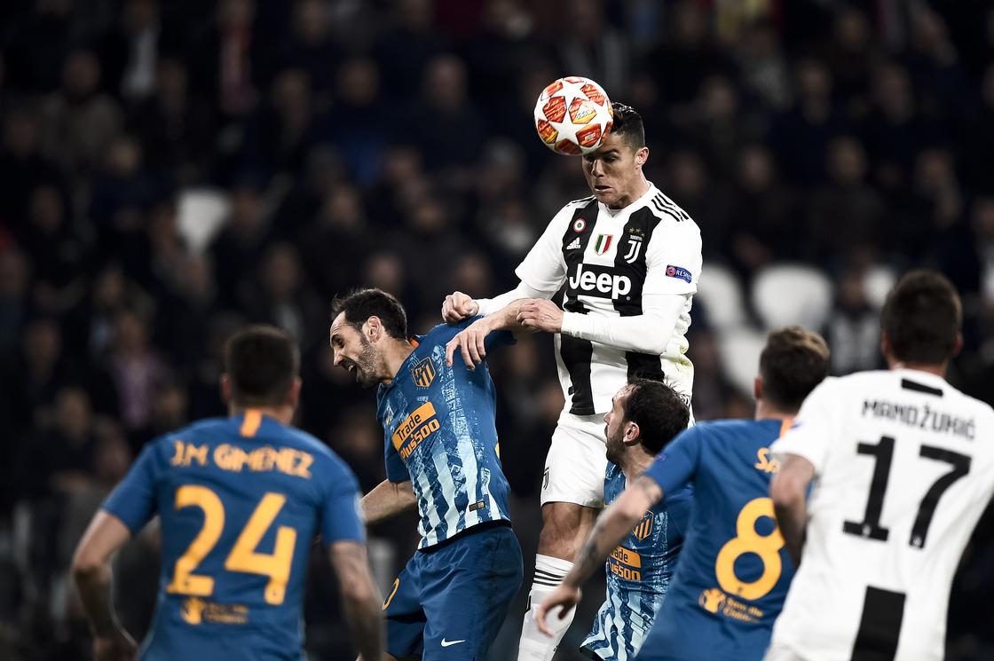 Криштиану Роналду забивает гол в ворота "Атлетико"