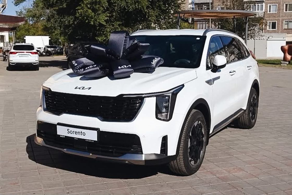 Жүрсін Ерманның 75 жылдық мерейтойына орай ұлытаулықтар ақынға көлік тарту етті