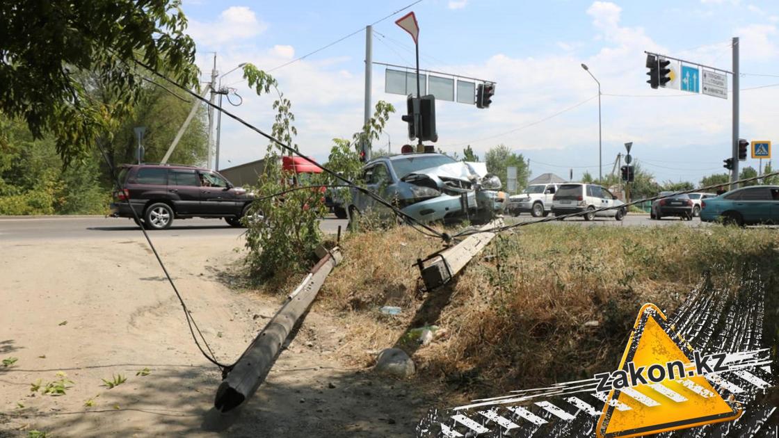 Снесли столбы и оборвали провода: двойное ДТП произошло в Алматы (фото, видео)