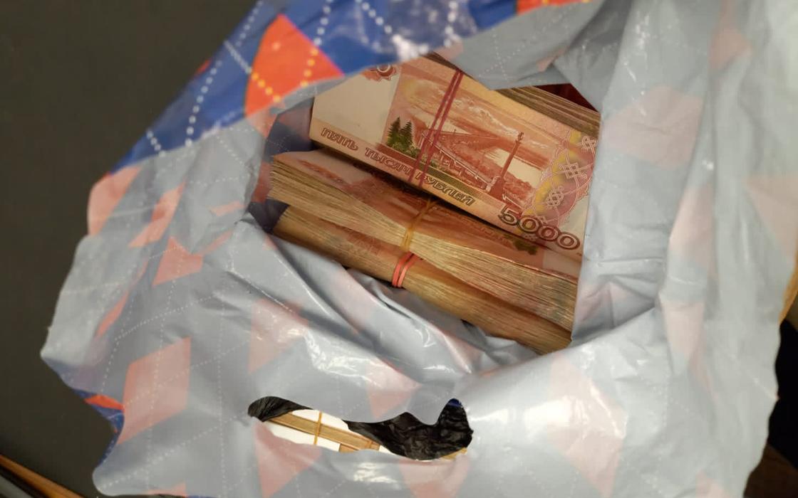 Российские рубли лежат в пакете