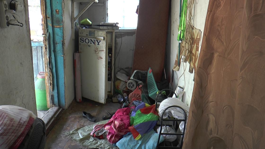 Двое детей выживают в жутких условиях в Алматы (фото)