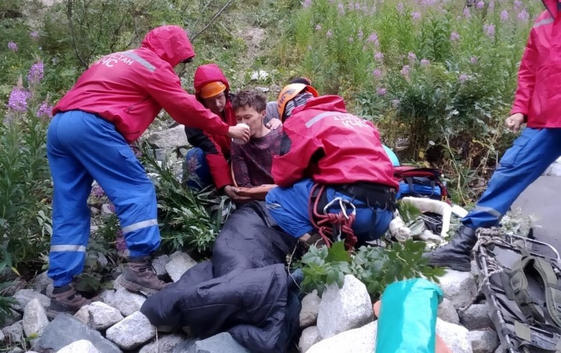 Палатка с парнем и девушкой внутри сорвалась с обрыва в горах Алматы (ФОТО)