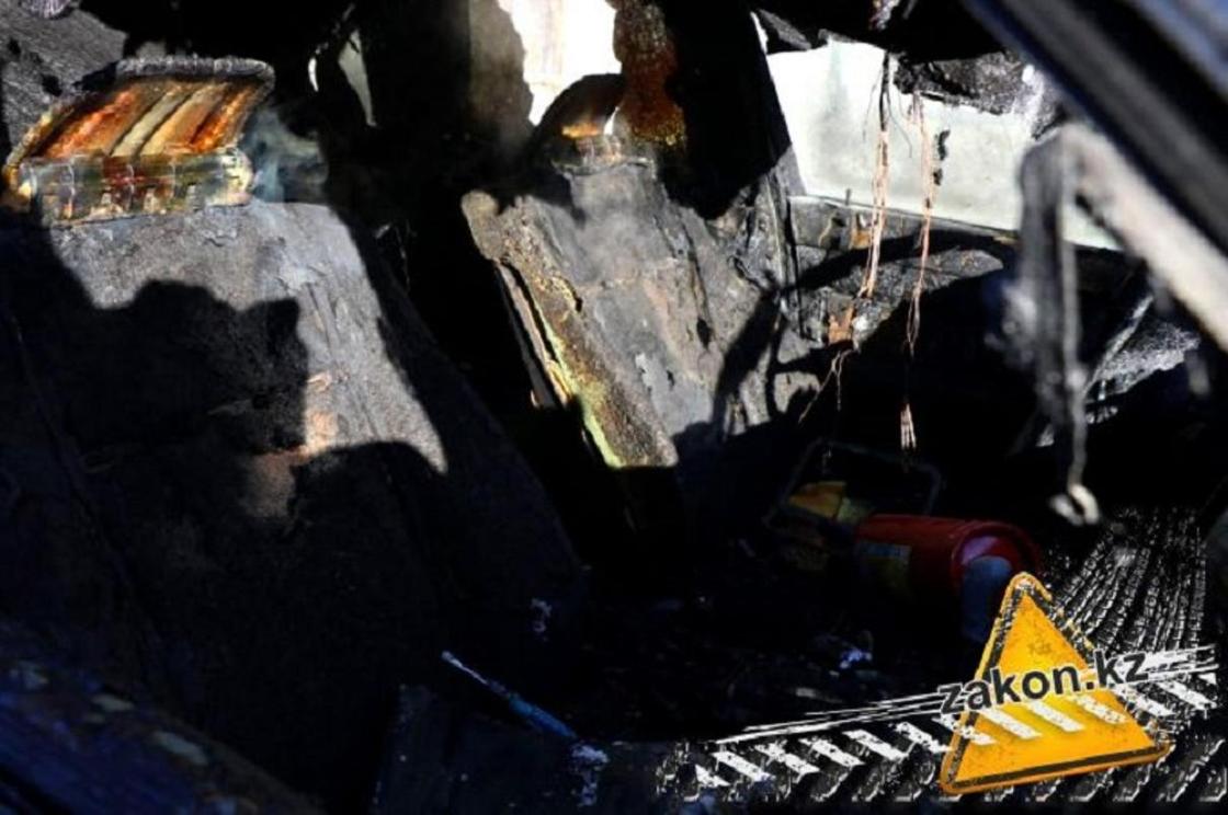 Автомобиль BMW сгорел в центре Алматы (фото, видео)