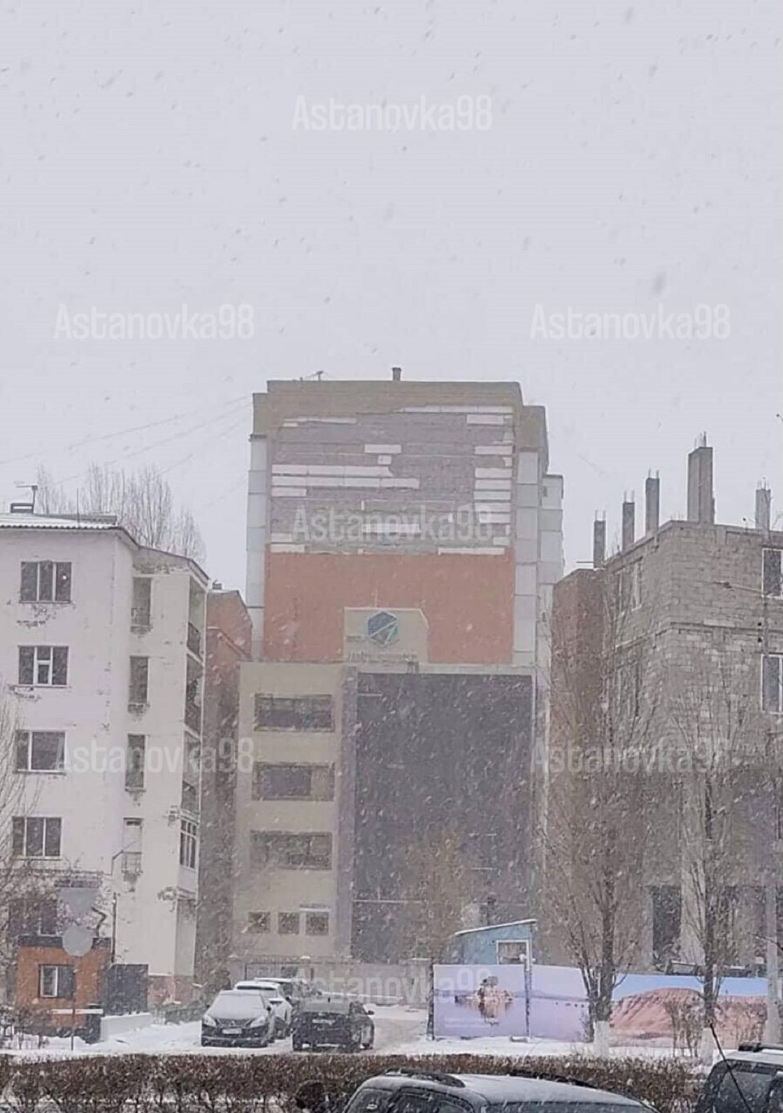 Дом в Астане, где обрушилась облицовка