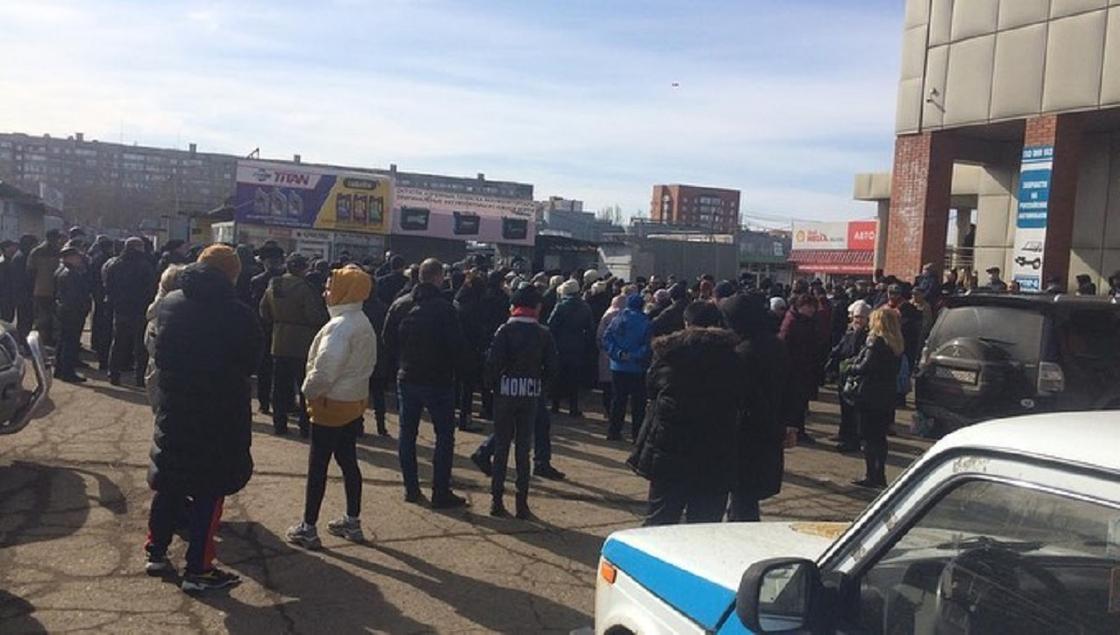 Люди массового собрались у дверей торгового дома в Павлодаре