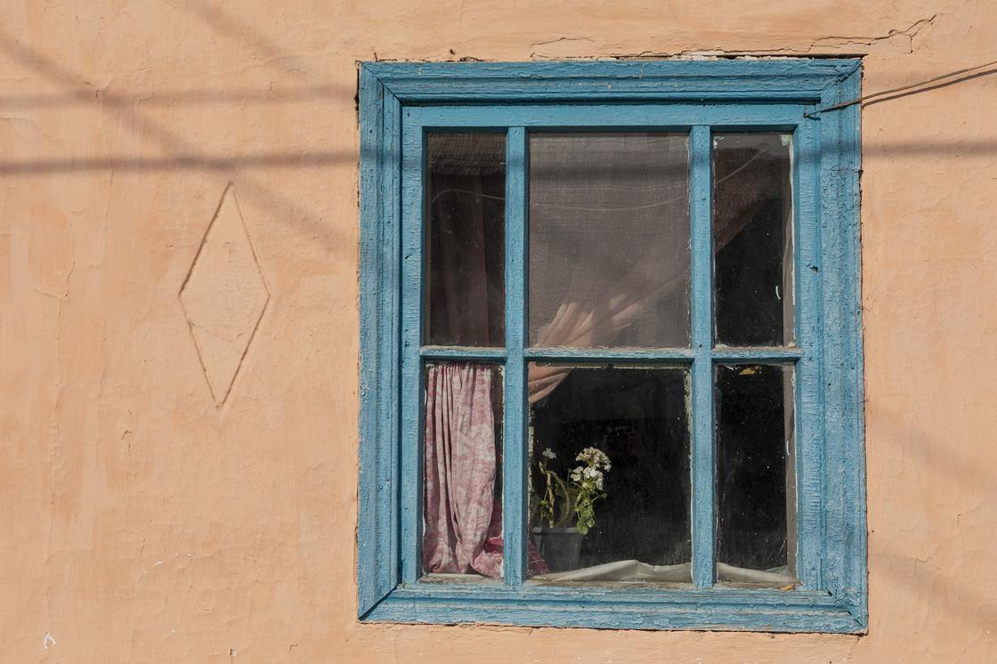 Занавеска висит на окне