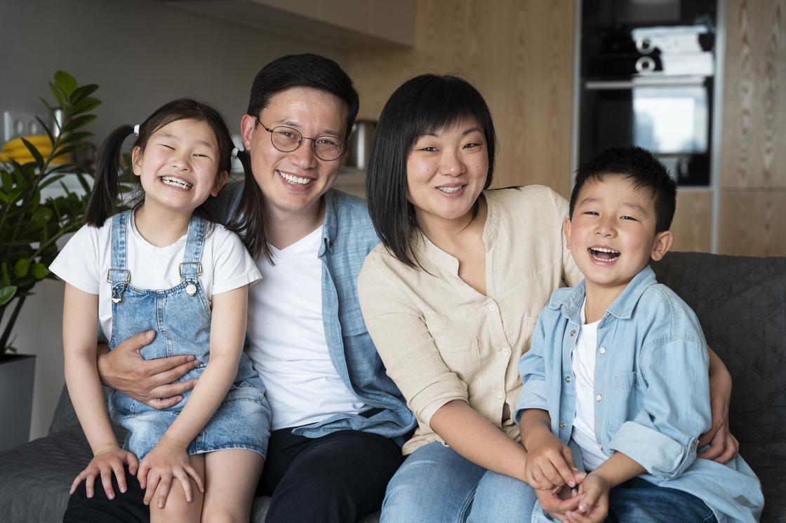 Корейская семья с двумя детьми