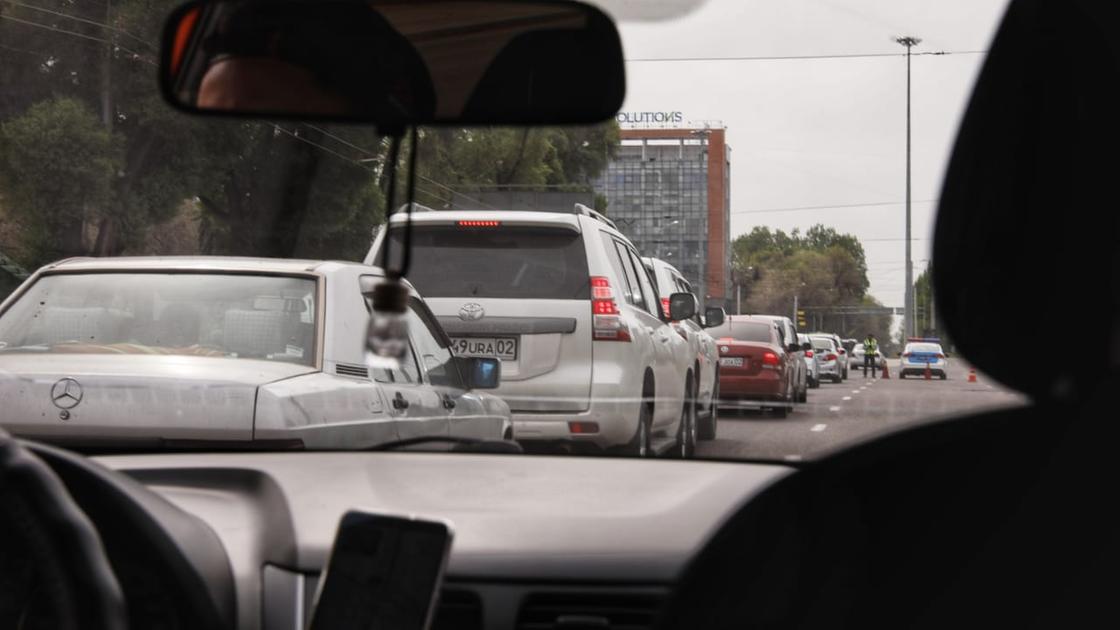 "Люди устали": большое количество машин на улицах удивило алматинцев
