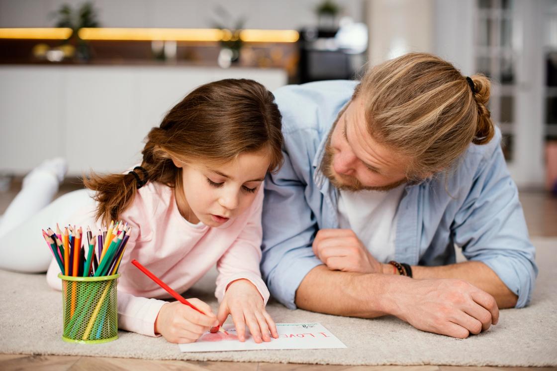 Отец и дочь заняты рисованием