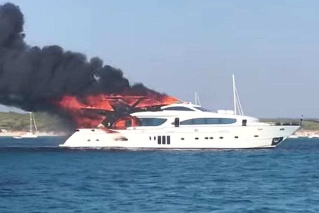 Яхта с пассажирами загорелась у берегов Испании