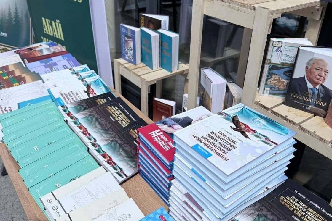 Раздача книг в Туркестане в честь Национального дня книги