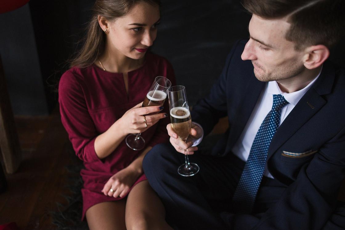 Мужчина и женщина пьют шампанское