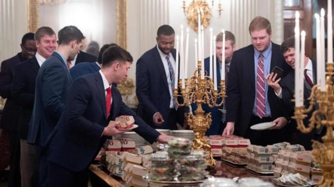 Трамп заказал 300 бургеров для приема в Белом доме