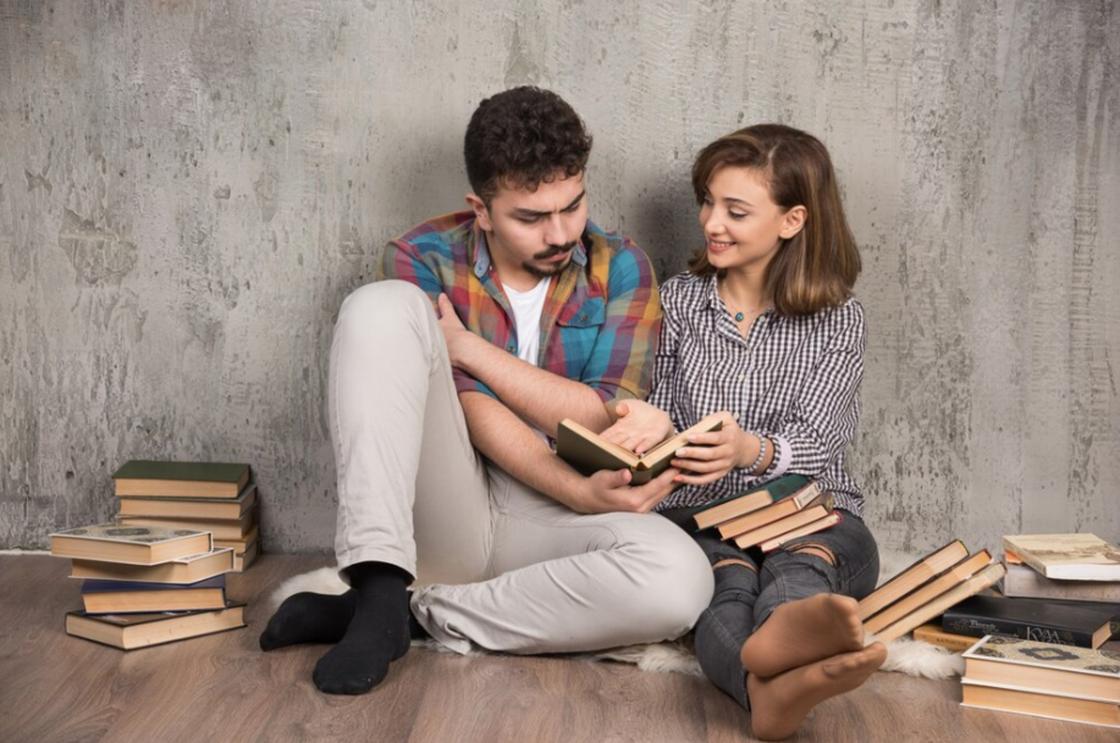 Мужчина и женщина читают книги