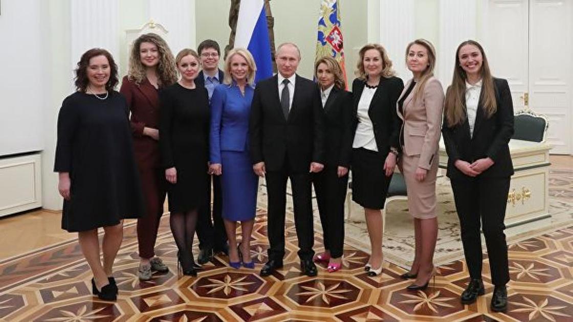 Путин рассмешил желающих с ним сфотографироваться девушек (видео)
