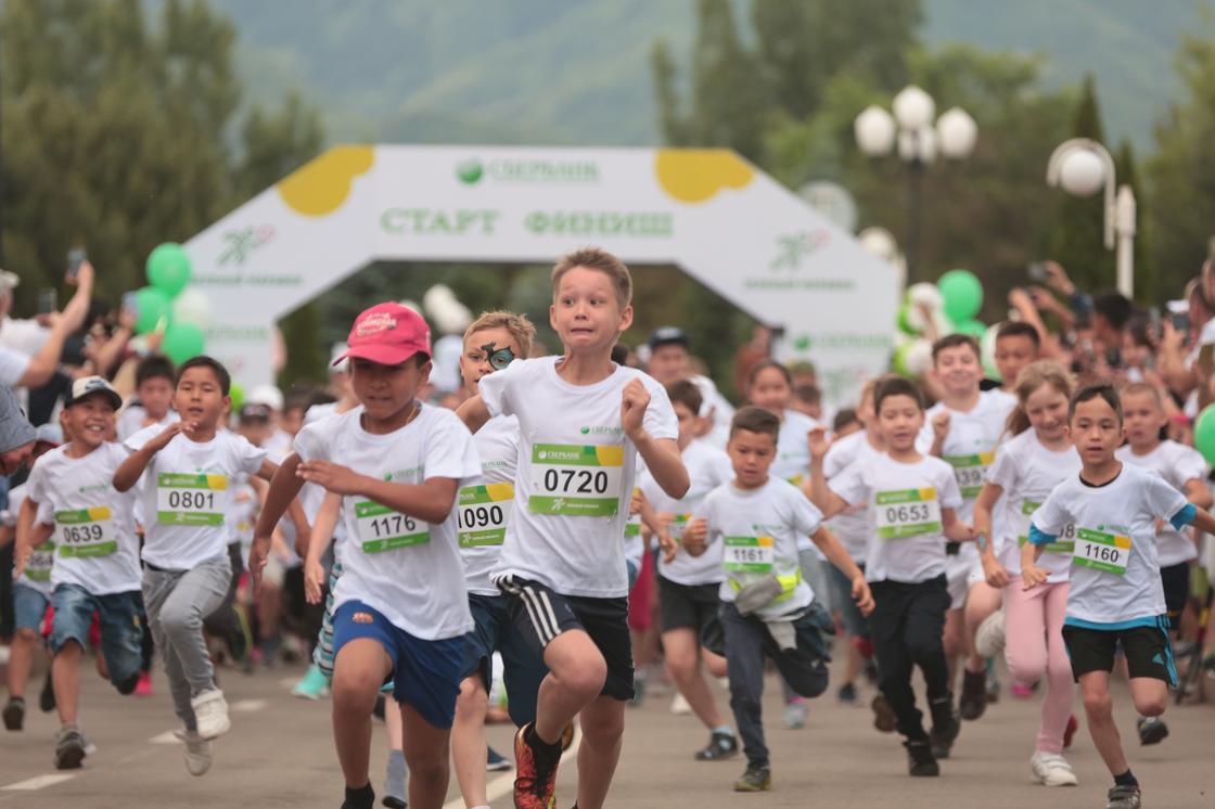 Семейный забег: алматинцы приняли участие в «Зеленом марафоне» (фото)