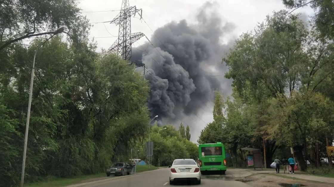 Крупный пожар произошел в Алматы возле барахолки (фото)