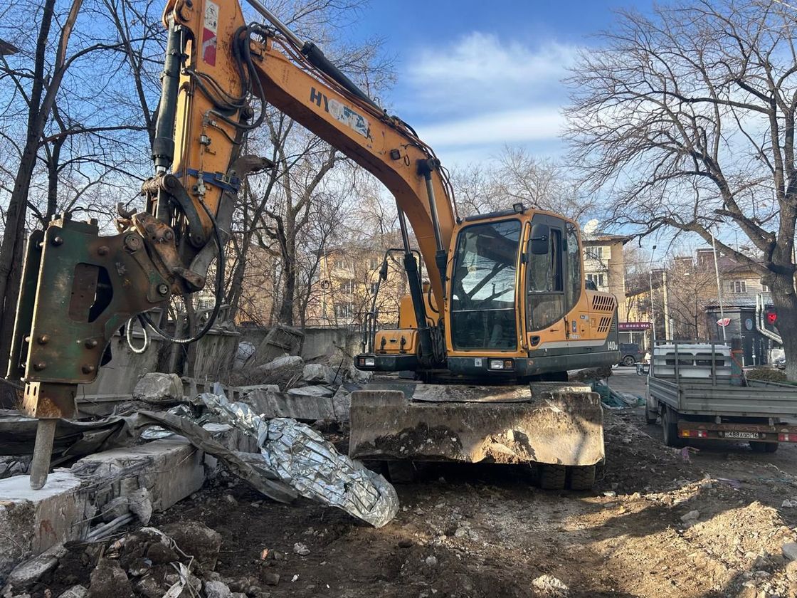 Снос здания в Алматы