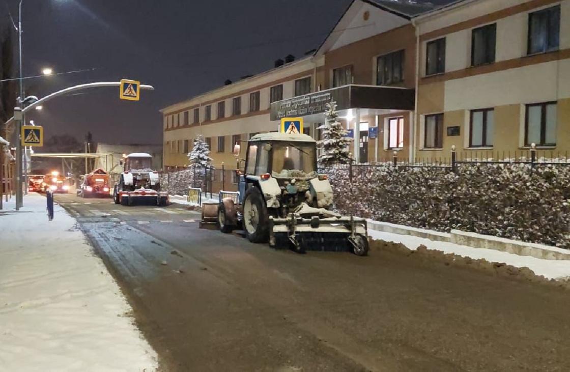 Рабочие убирают снег с улиц Алматы