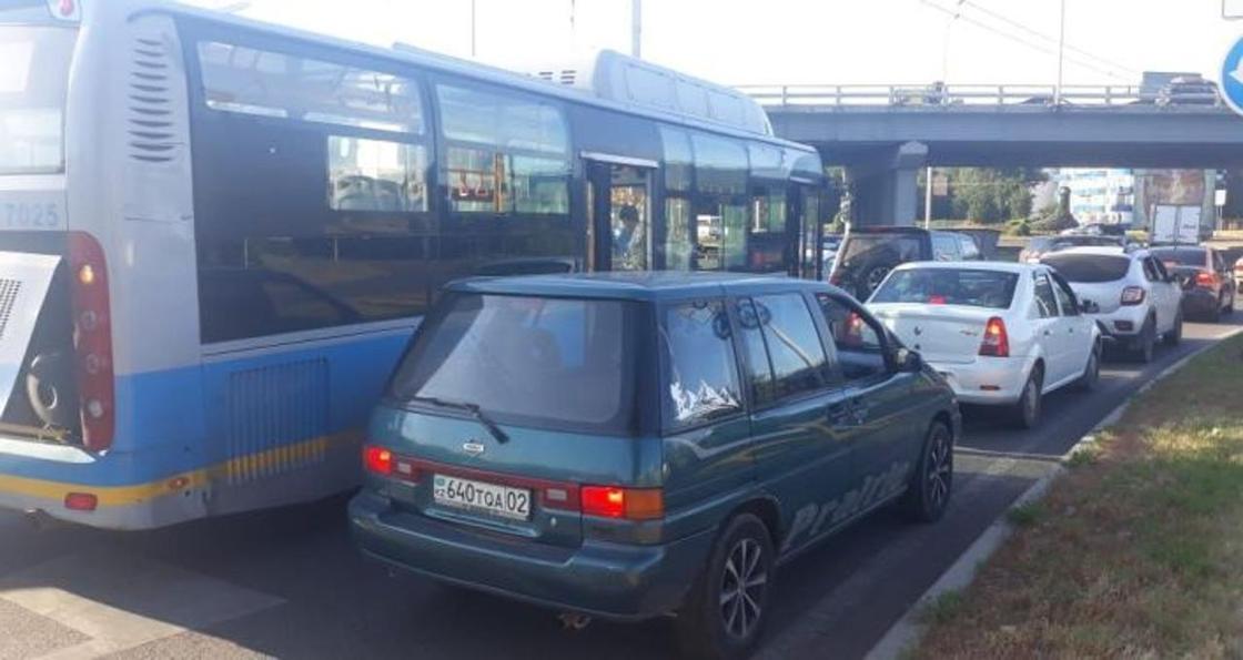 Автобус врезался во внедорожник в Алматы: пострадали пассажиры (фото)