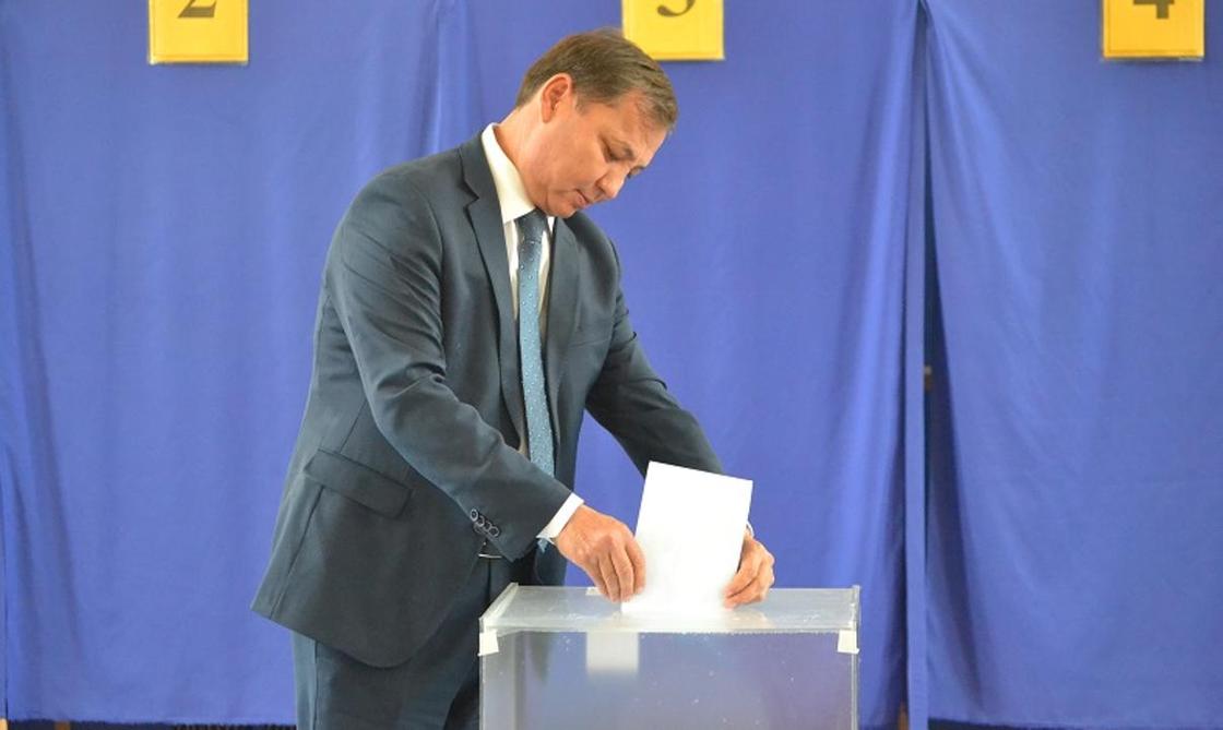 Аким Актау отдал свой голос на выборах президента (фото)
